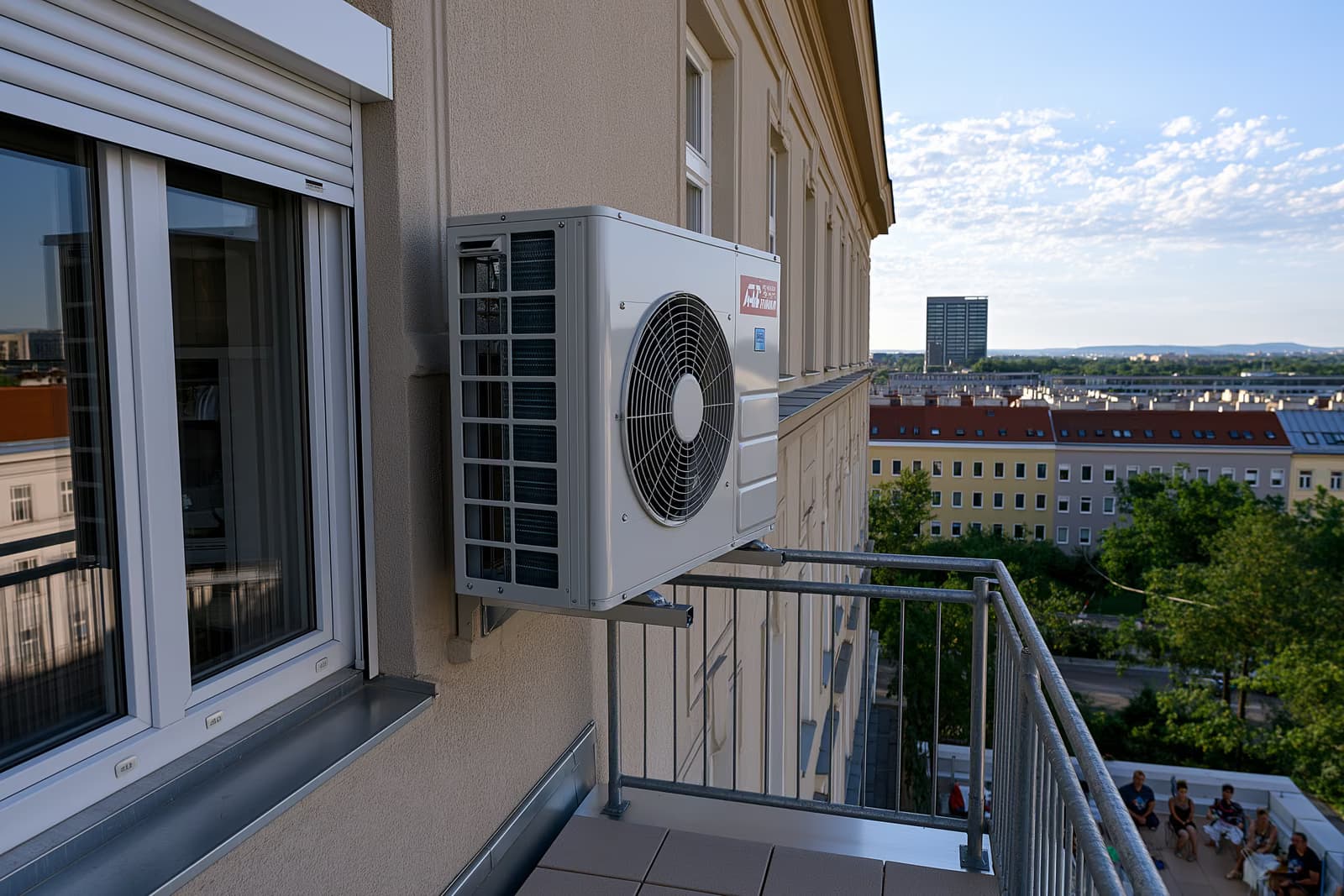 Eine Split-Klimaanlage, die an der Balkonwand einer deutschen Altbauwohnung montiert ist - genau die Art von Gerät, die im Zentrum der BGH-Klimaanlagenregelung steht.