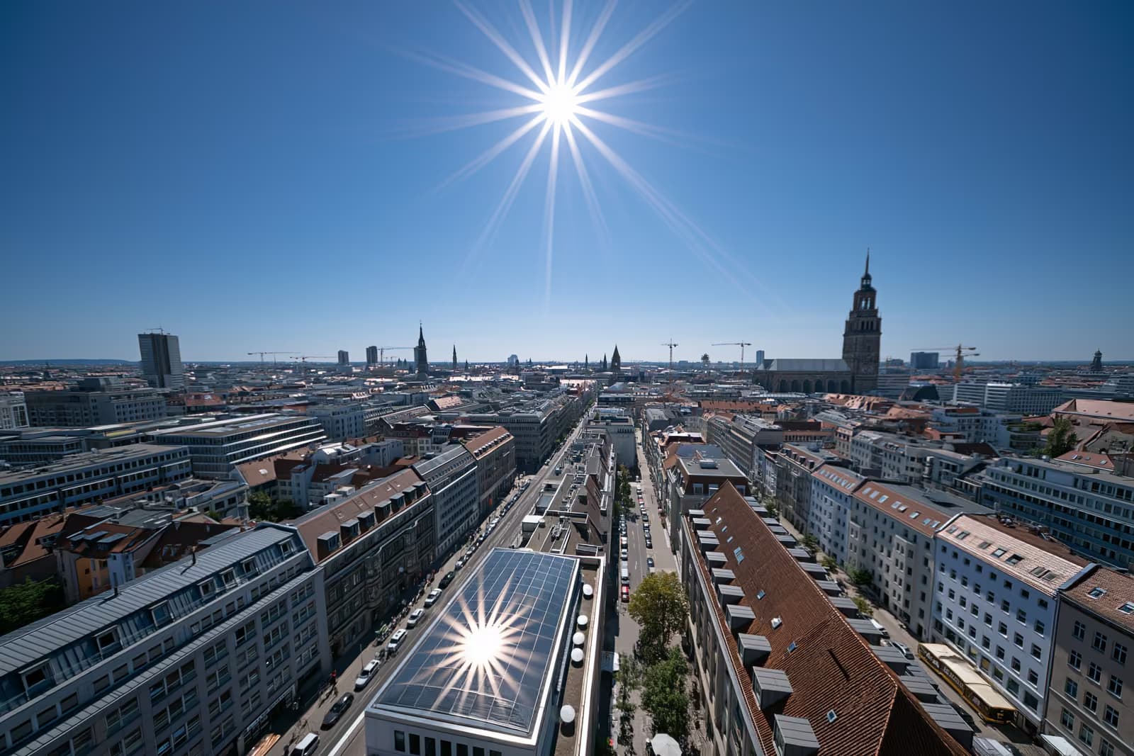 Eine dunstige Stadtkulisse unter der grellen Sommersonne während einer Hitzewelle.