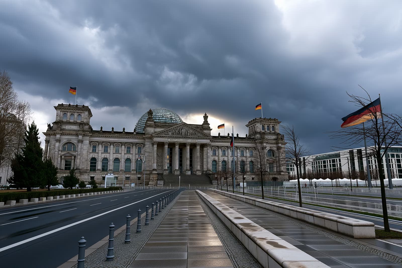 Das Reichstagsgebäude in Berlin unter schweren grauen Wolken, die die angespannte Stimmung widerspiegeln, die die jüngste Politbarometer-Umfrage erfasst hat.