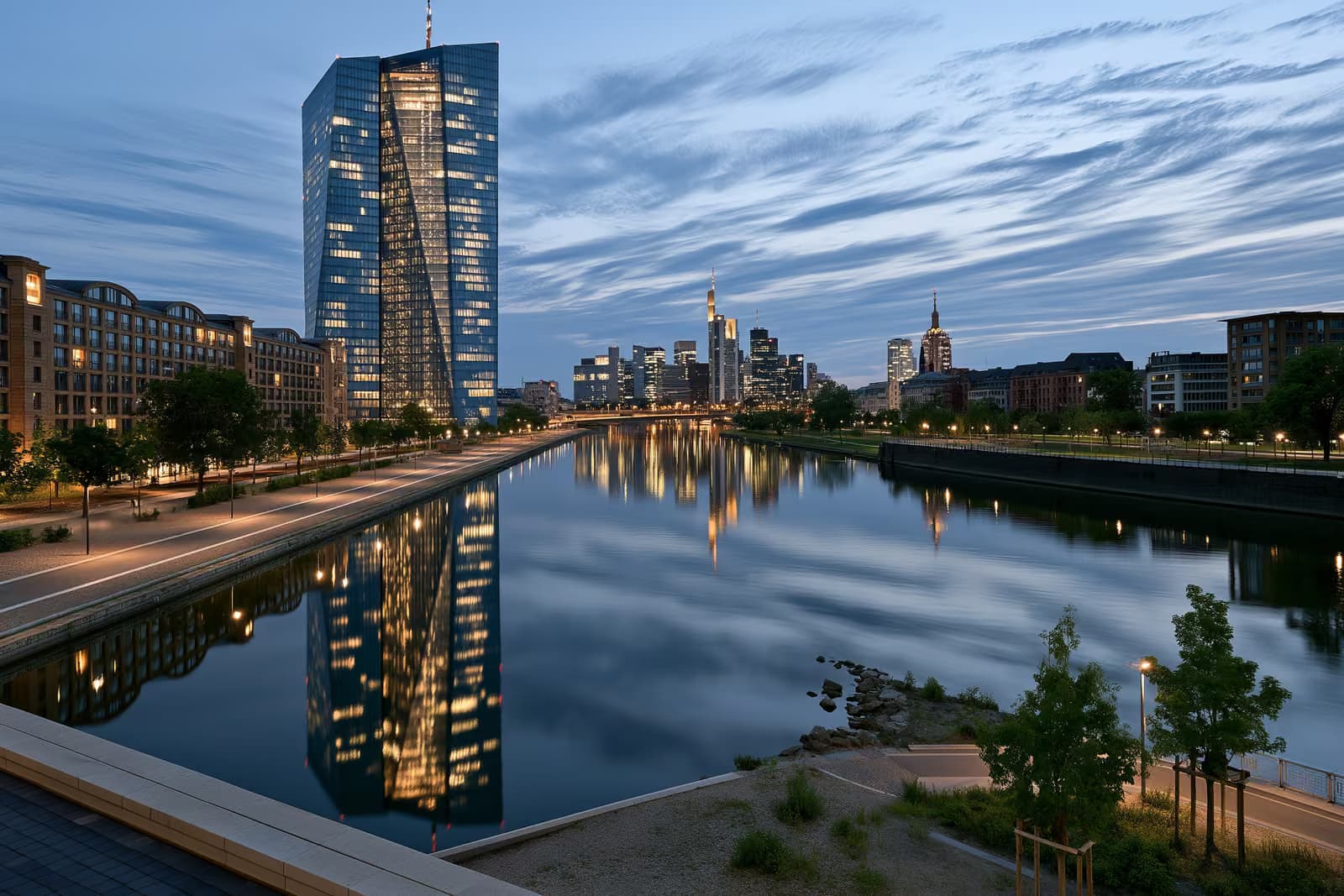 Der Hauptsitz der Europäischen Zentralbank in Frankfurt vor strahlend blauem Sommerhimmel.