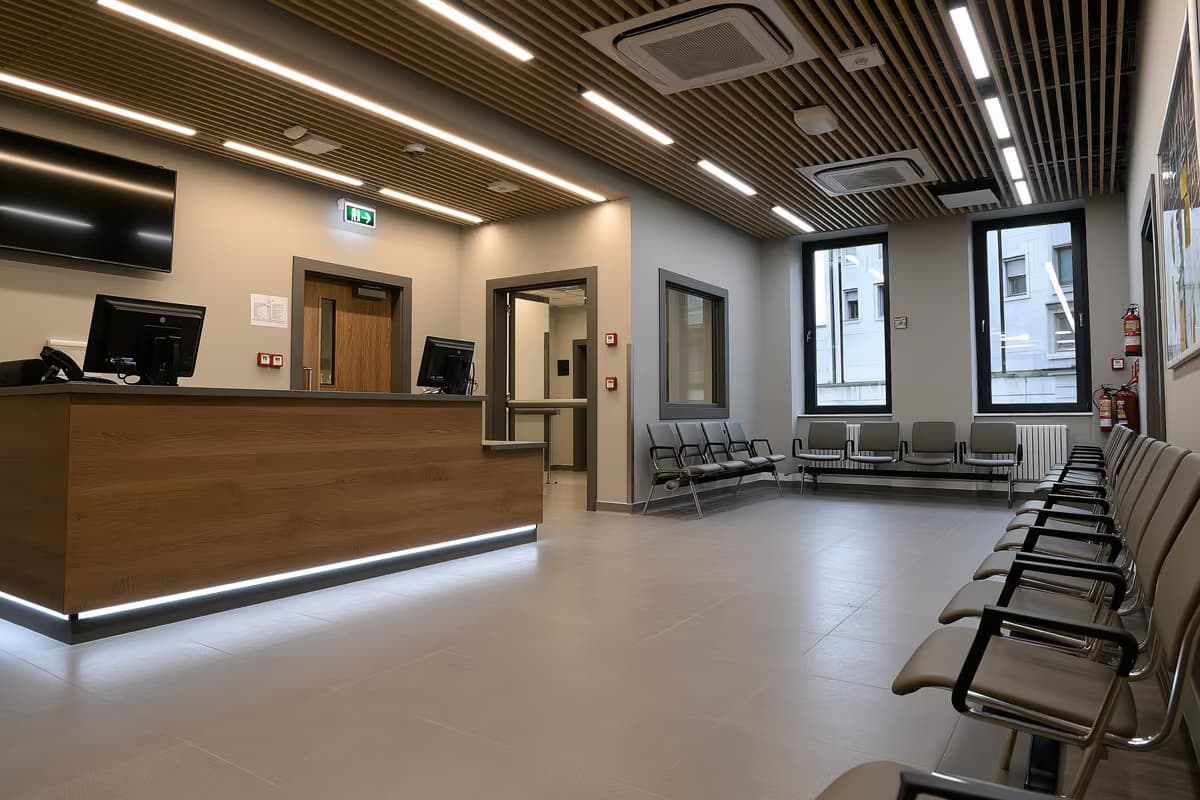 Ein offizieller Serviceschalter und leere Wartestühle in einem ruhigen öffentlichen Büro.
