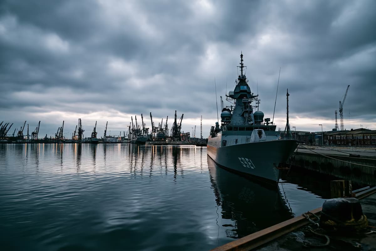 Eine graue Marinewerft unter bedecktem Himmel, die auf Investitionen in die Verteidigung hindeutet.