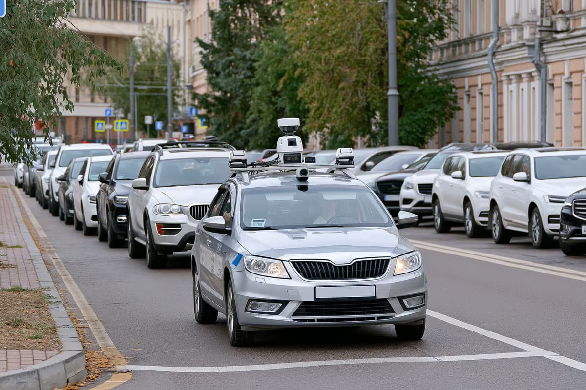 Ein mit Kameras ausgestattetes städtisches Fahrzeug scannt geparkte Fahrzeuge auf einer Straße in der Stadt.